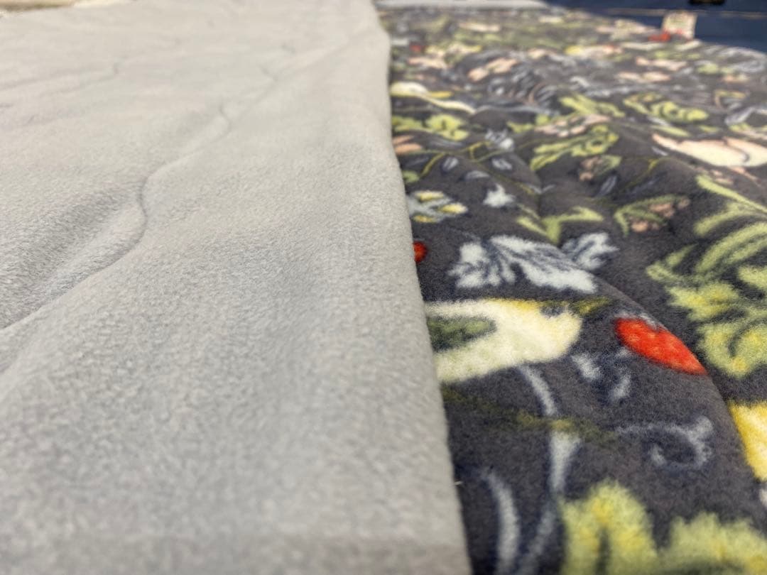 ロマンス　合繊肌掛けふとん・毛布タッチ・いちご泥棒・V &A・シングルサイズ