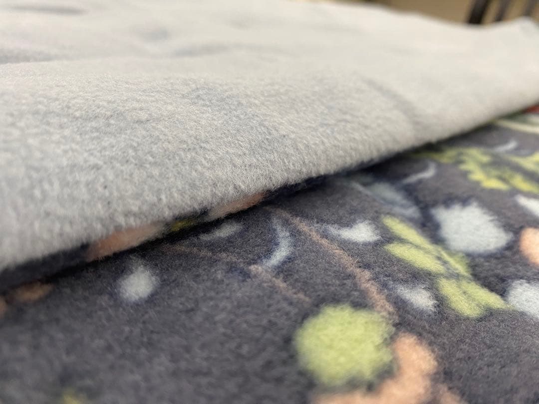 ロマンス　合繊肌掛けふとん・毛布タッチ・いちご泥棒・V &A・シングルサイズ