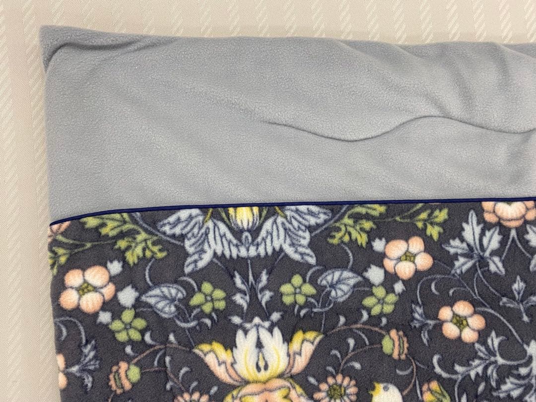 ロマンス　合繊肌掛けふとん・毛布タッチ・いちご泥棒・V &A・シングルサイズ