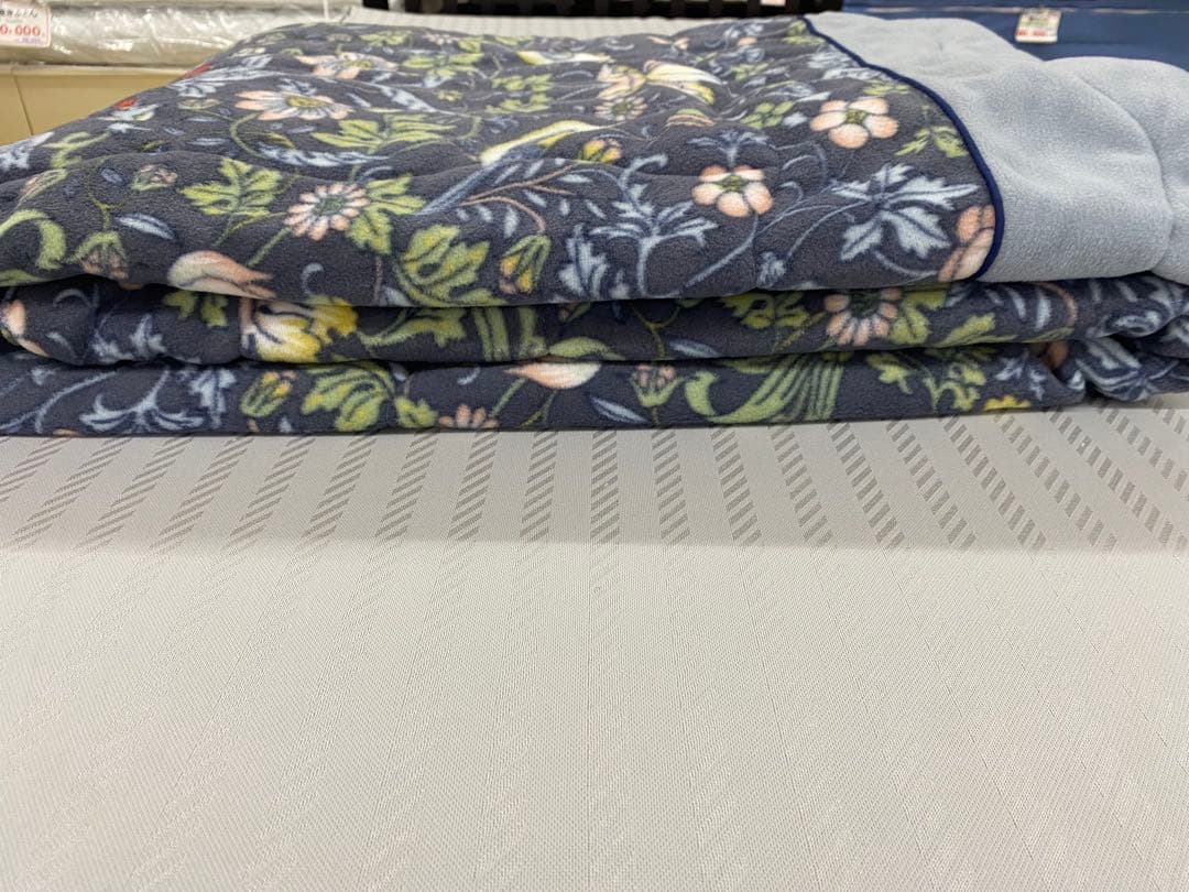 ロマンス　合繊肌掛けふとん・毛布タッチ・いちご泥棒・V &A・シングルサイズ