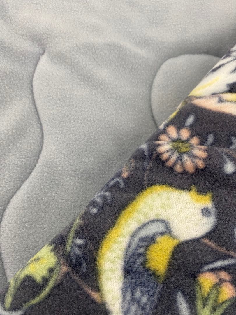 ロマンス　合繊肌掛けふとん・毛布タッチ・いちご泥棒・V &A・シングルサイズ