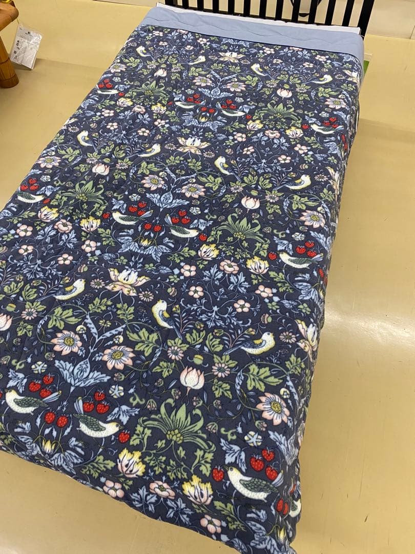 ロマンス　合繊肌掛けふとん・毛布タッチ・いちご泥棒・V &A・シングルサイズ