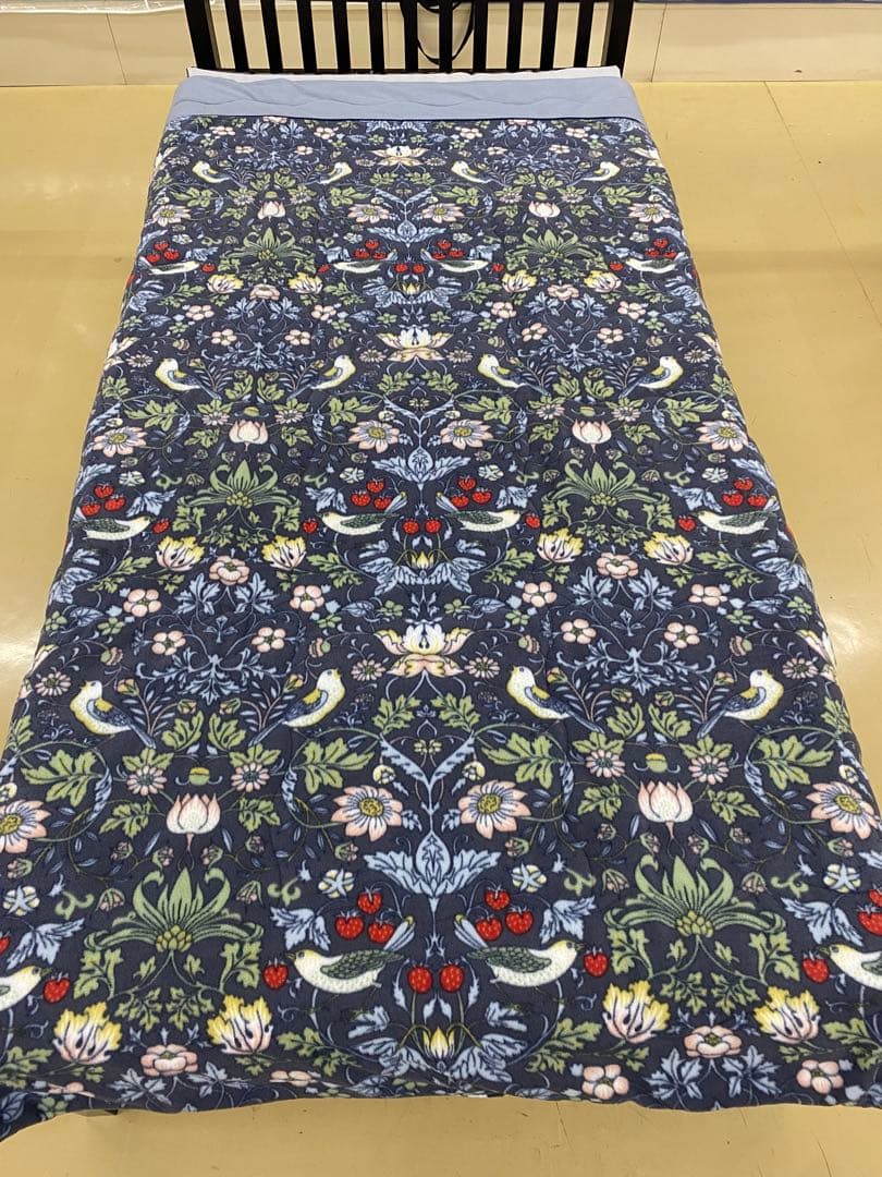 ロマンス　合繊肌掛けふとん・毛布タッチ・いちご泥棒・V &A・シングルサイズ