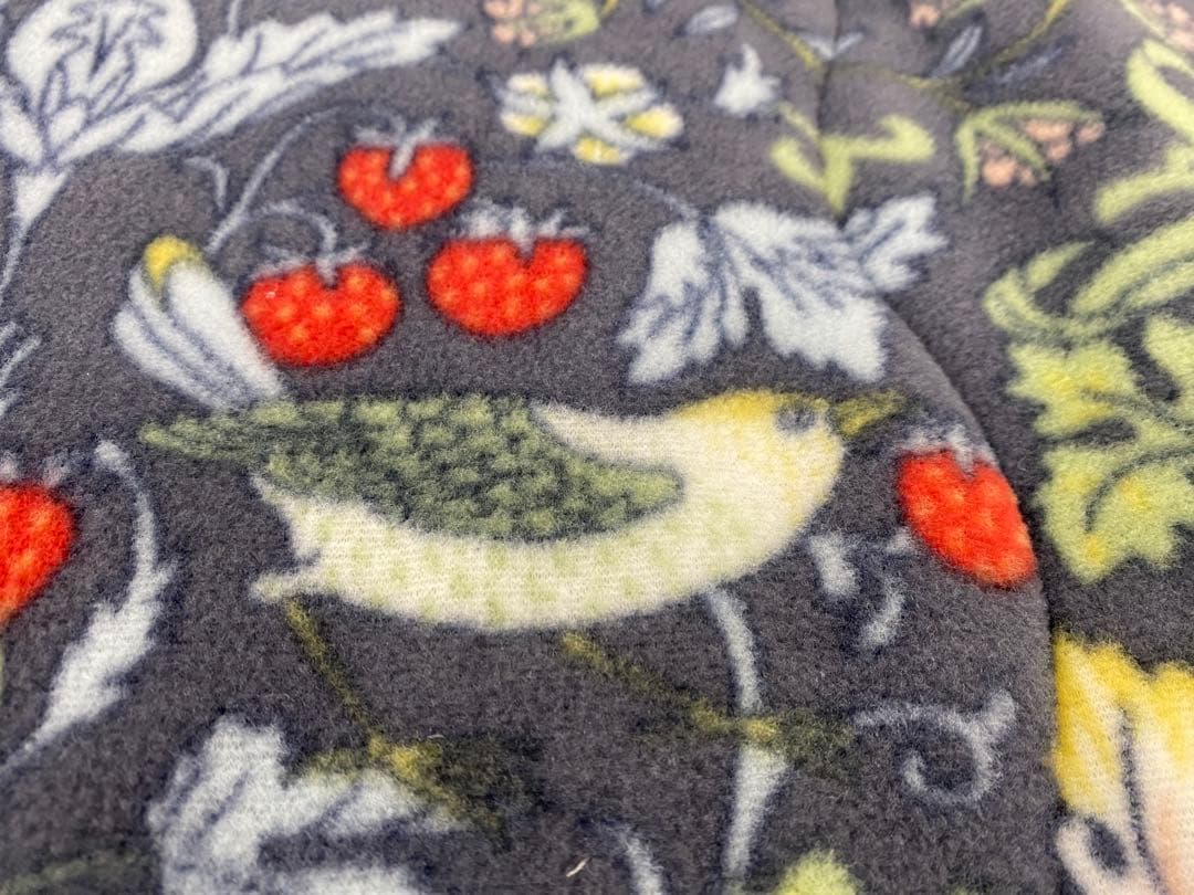 ロマンス　合繊肌掛けふとん・毛布タッチ・いちご泥棒・V &A・シングルサイズ