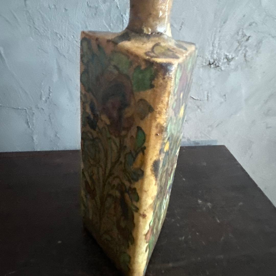 ヴィンテージ　花柄装飾の陶器瓶