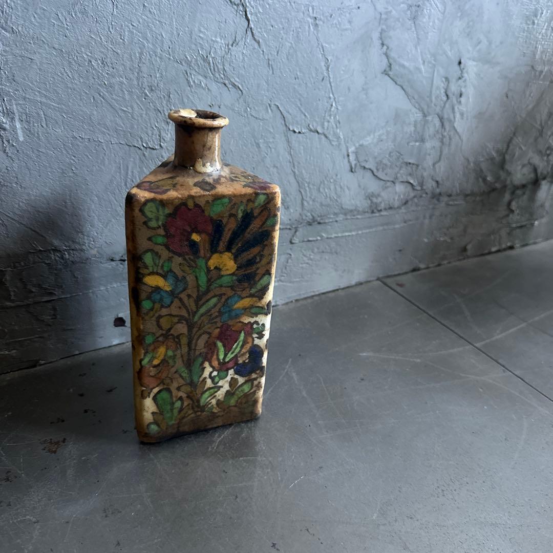 ヴィンテージ　花柄装飾の陶器瓶