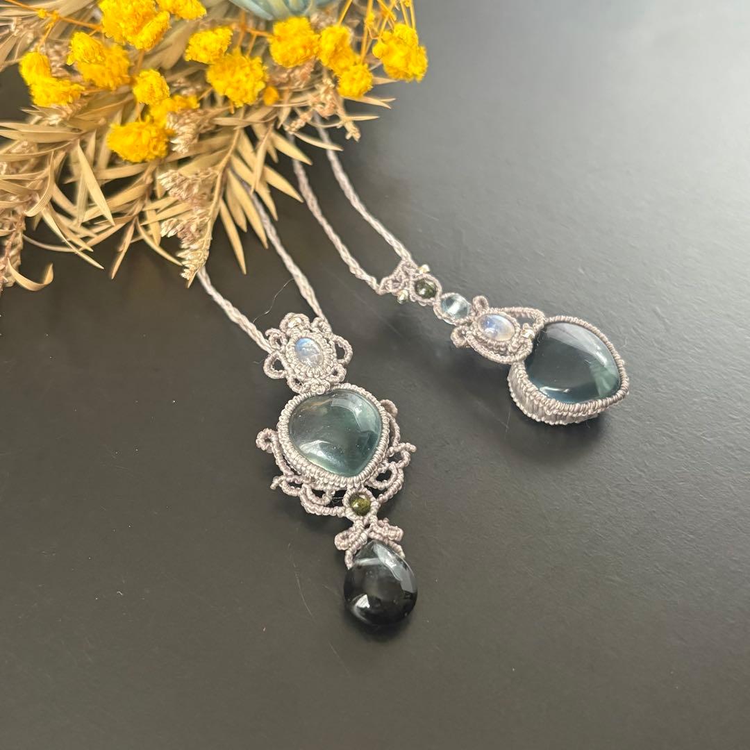 Saleハート形の小粒フローライト×レインボームーンストーンのマクラメネックレス