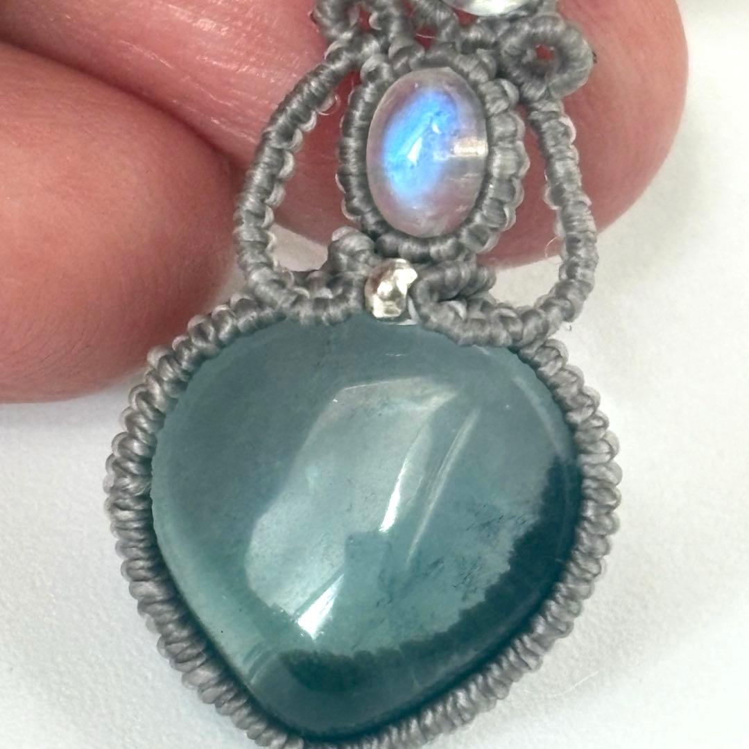 Saleハート形の小粒フローライト×レインボームーンストーンのマクラメネックレス