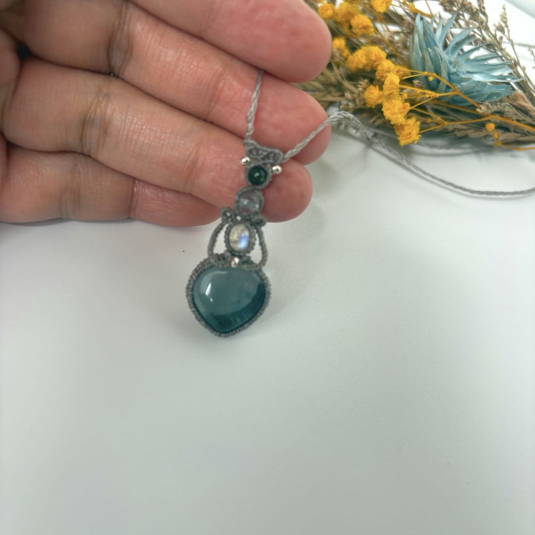 Saleハート形の小粒フローライト×レインボームーンストーンのマクラメネックレス