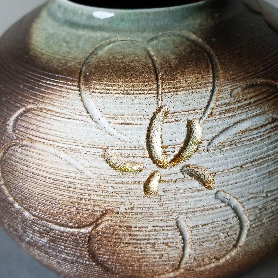 木箱入り 信楽焼 花瓶 花入れ 金彩クシ目花彫 直径２２cm
