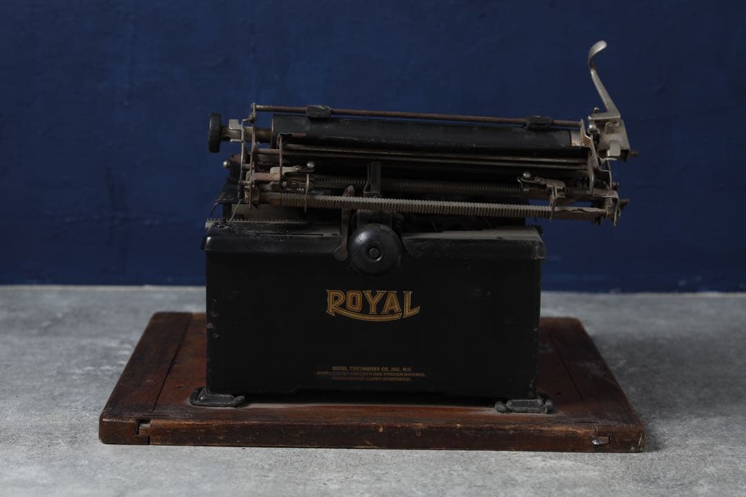  アンティーク　タイプライター　台座付