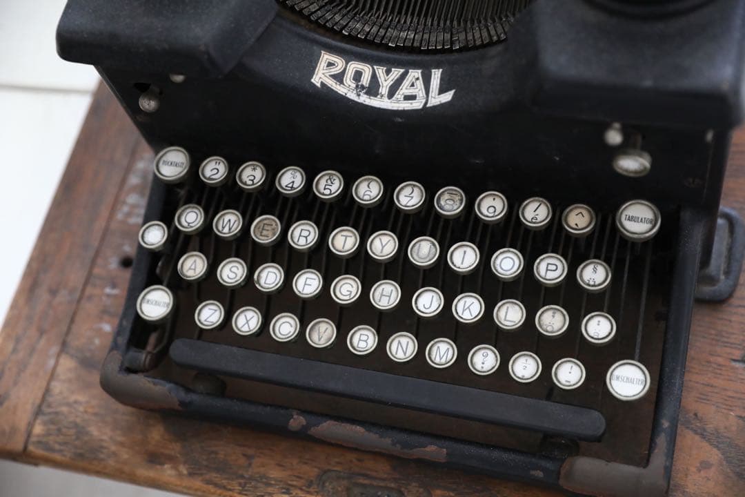  アンティーク　タイプライター　台座付