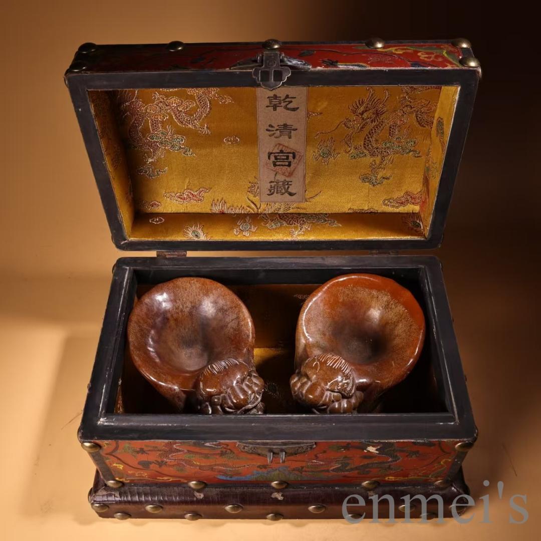 中国古美術 旧蔵『清代 牛角 獸酒杯 一対』酒具 高浮彫 老漆器箱付 文房置物