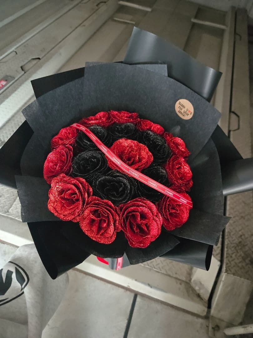 赤と黒のプリザーブドフラワー花束卒業花束　卒業ブーケ