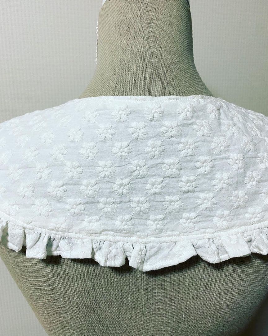 sampleページ　ハンドメイド　大きめ白いフリルつけ襟　　大人用