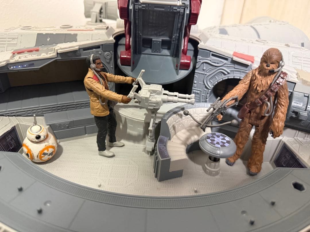 ミレニアムファルコン（STAR WARS）フィギュア付き※3月末まで送料込み