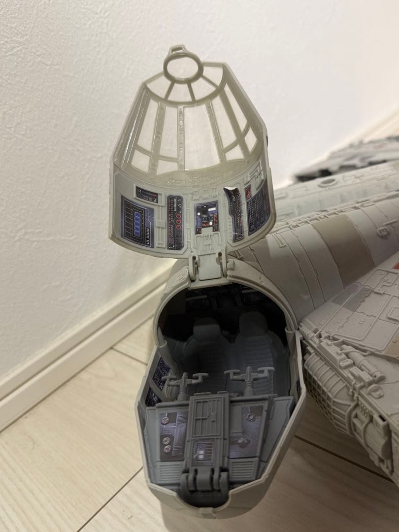 ミレニアムファルコン（STAR WARS）フィギュア付き※3月末まで送料込み