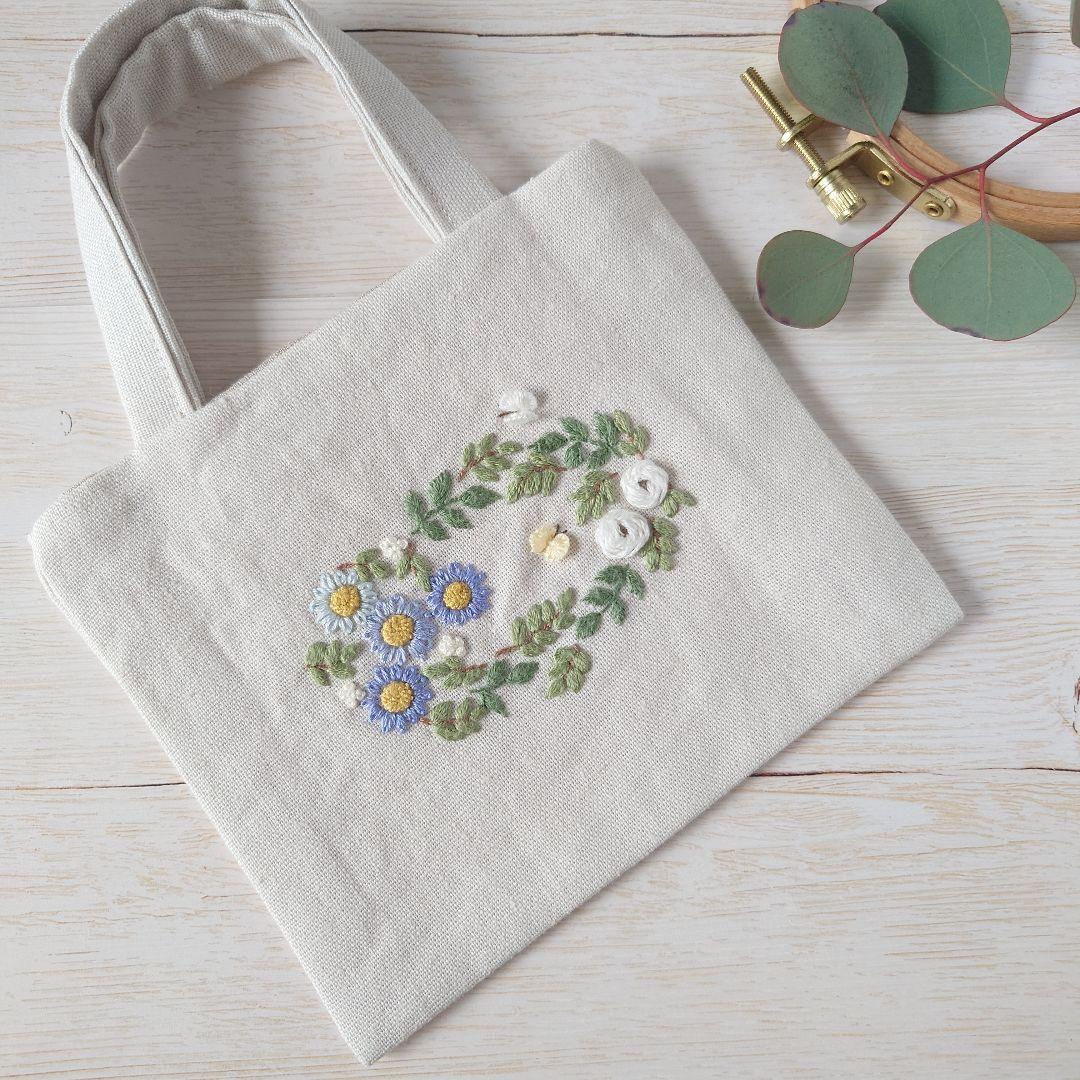 手刺繍入ちっちゃなぺたんこトートバック【花と蝶々】