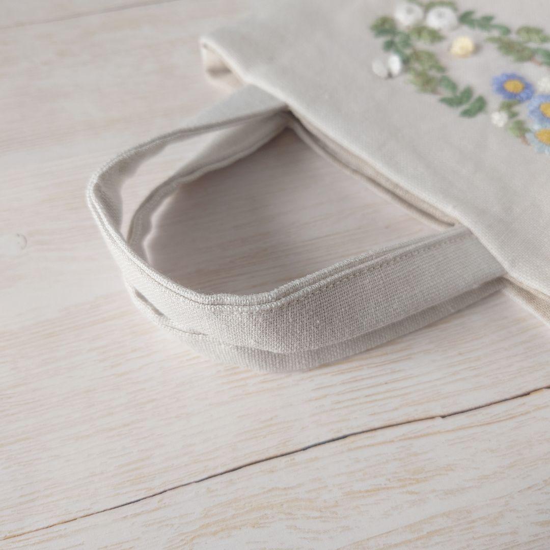 手刺繍入ちっちゃなぺたんこトートバック【花と蝶々】