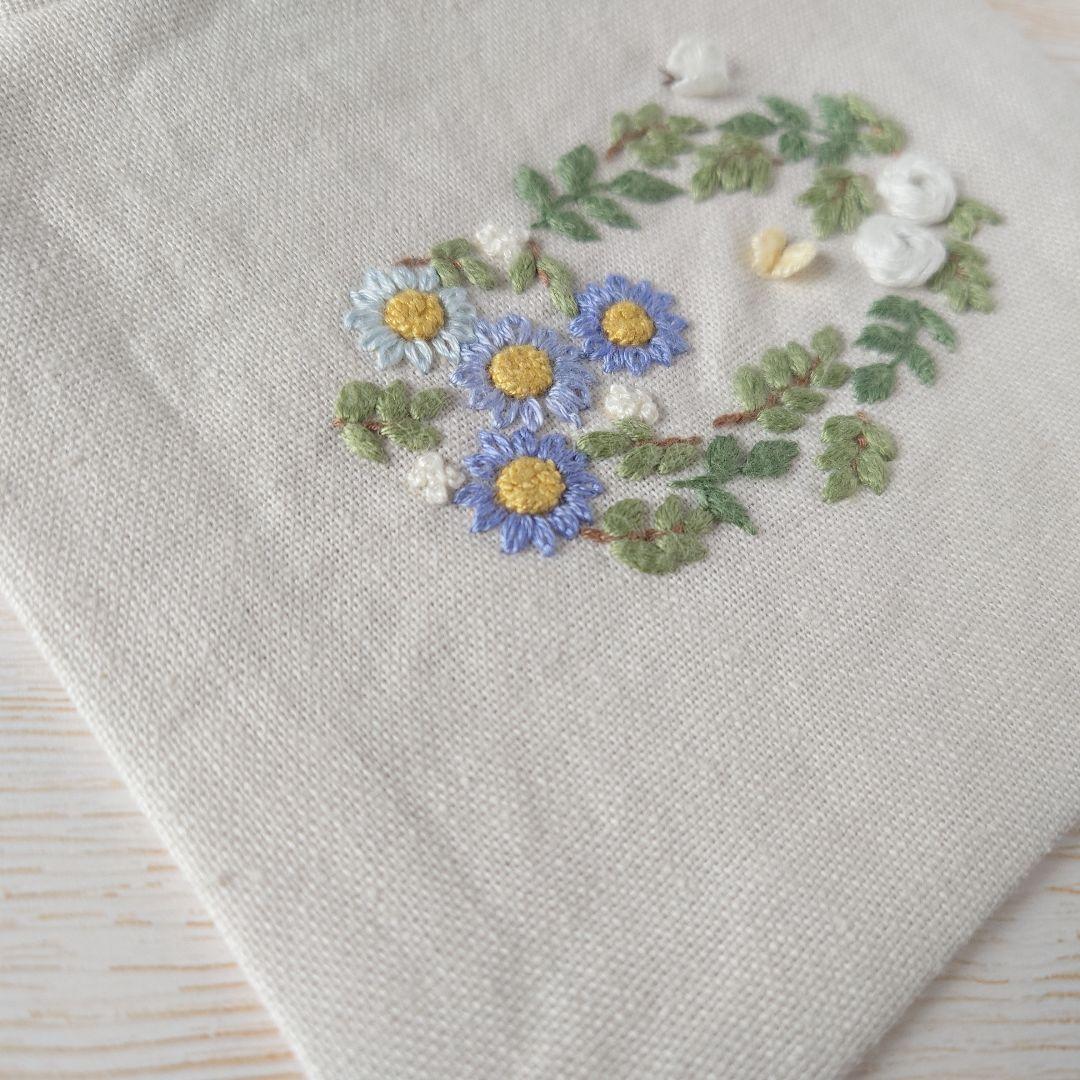 手刺繍入ちっちゃなぺたんこトートバック【花と蝶々】