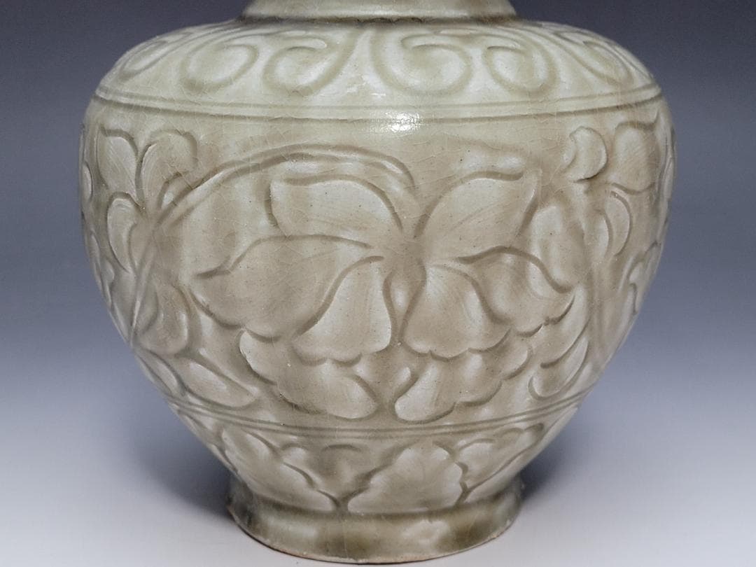 青磁 陰刻花紋 花瓶 宋元時代 高さ約22.8cm