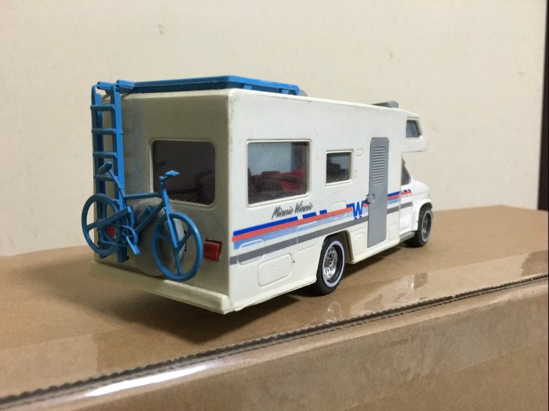米国キャンピングカー ウィネベーゴ Cクラスモーターホーム 1/43