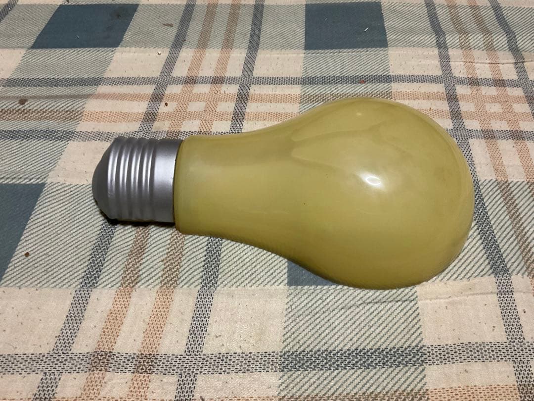 電球型ライト／社名不明？【ジャンク品　電池固定金具が錆ています。昭和レトロ】。