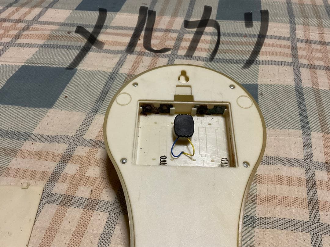 電球型ライト／社名不明？【ジャンク品　電池固定金具が錆ています。昭和レトロ】。