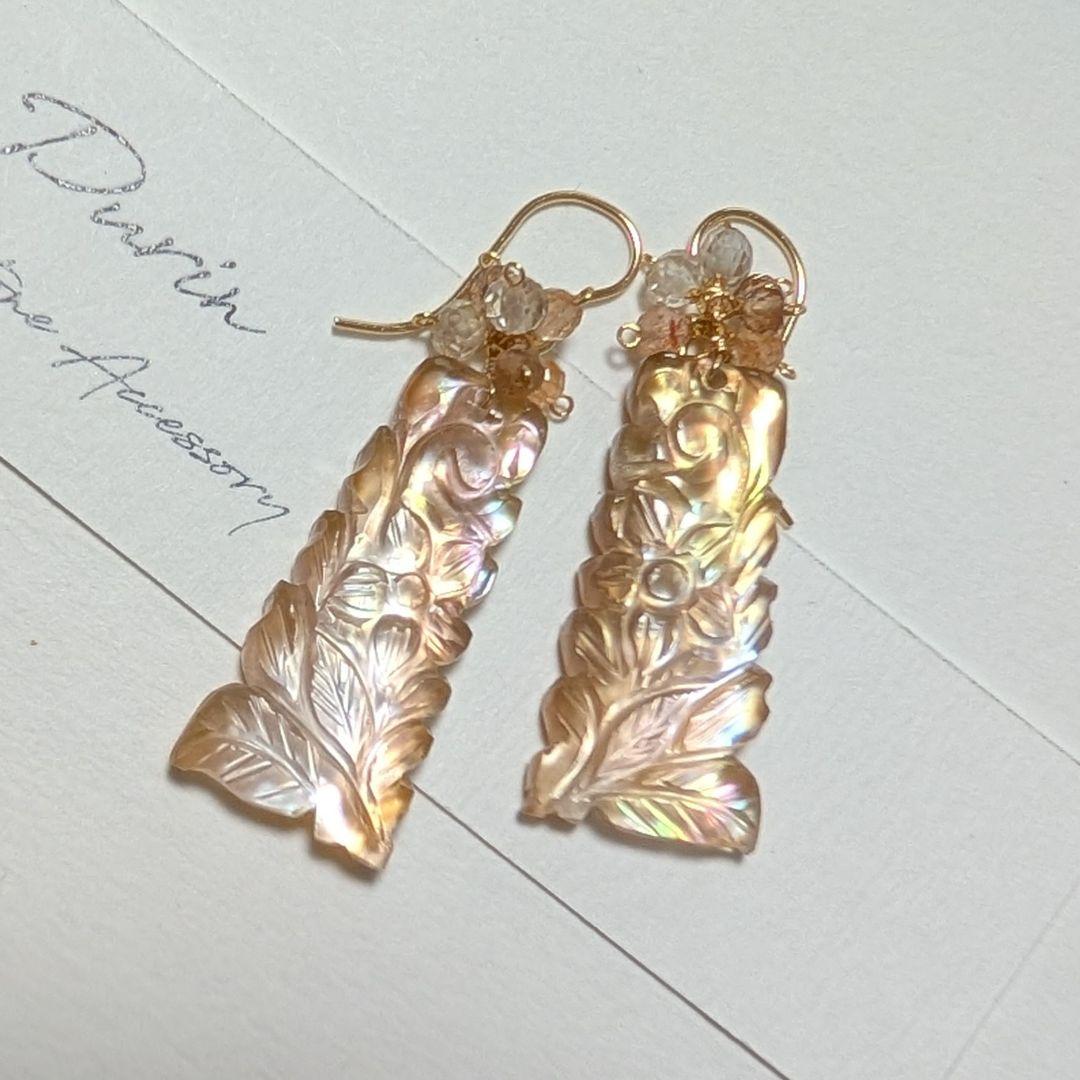 ブラウンマザーオブパール×クリスタル レクタングルカービングピアス