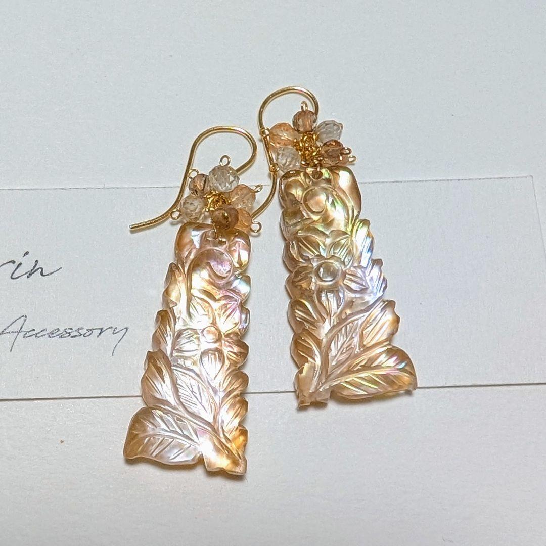 ブラウンマザーオブパール×クリスタル レクタングルカービングピアス