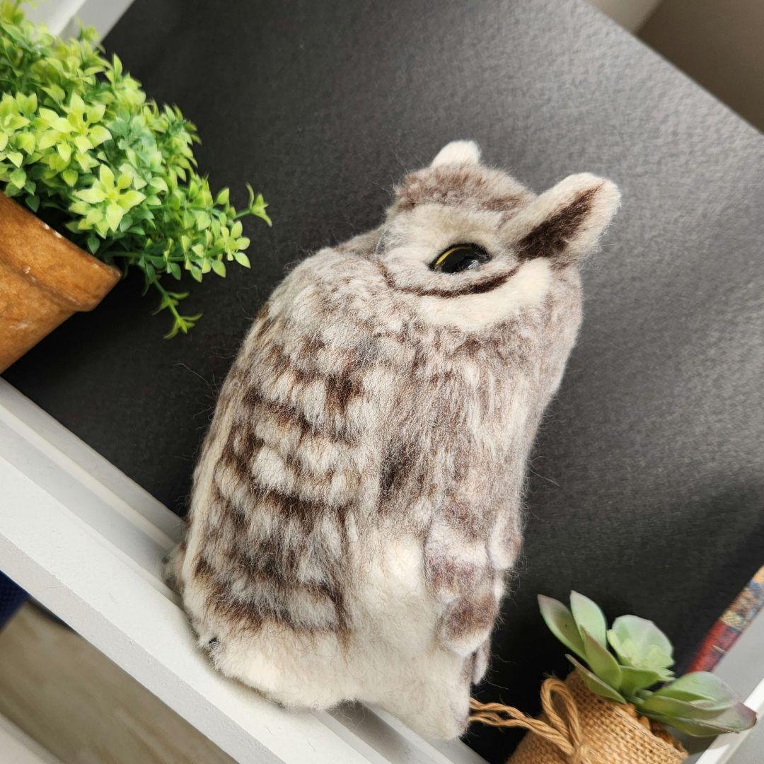 羊毛フェルト製置物　ホワイトアメリカワシミミズク　高さ約19㎝