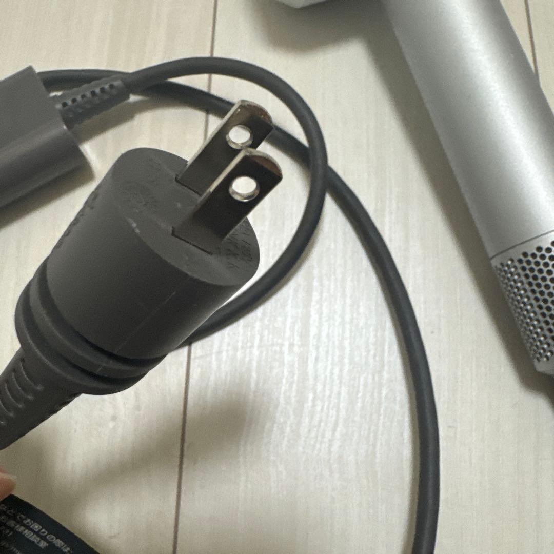 は*な様 Dyson ダイソン ヘアドライヤー HD01 ホワイト 本体のみ