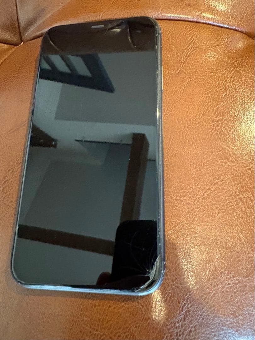 iPhone11 64GB 一部画面割れ有