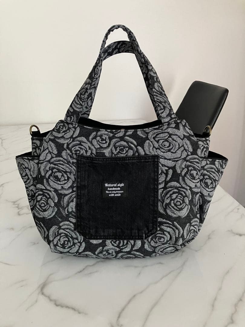 1058 大きめ花柄デニムリメイクバック　黒オーバーオールデニム　ハンドメイド