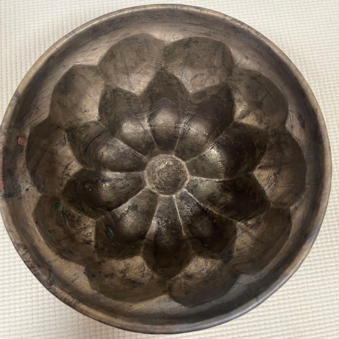 フランスアンティーク銅製花型モールド　直径約22センチ　壁掛け用リング付き