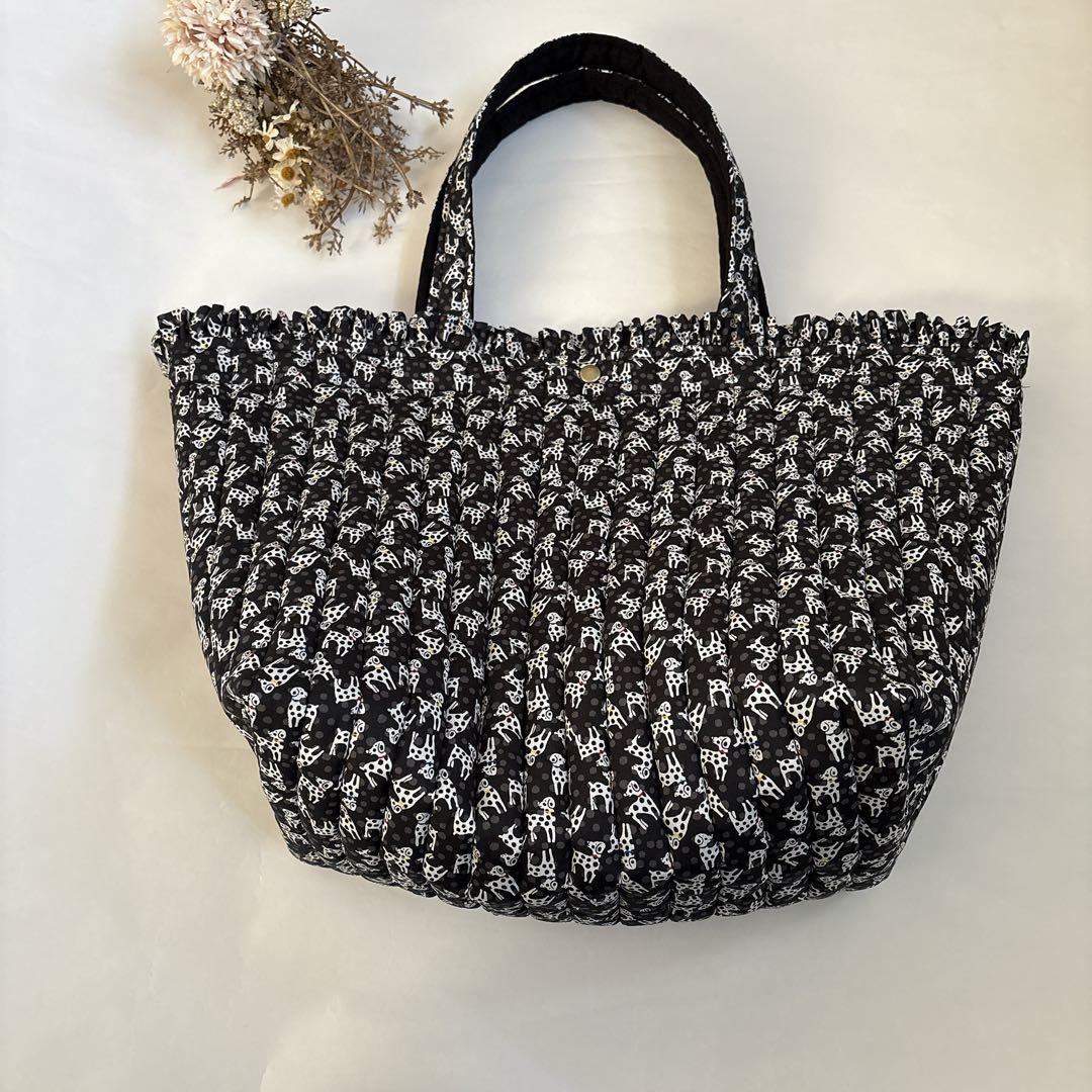 リバティ　フリルキルト特大トートバッグ　ダルメシアンドッツ黒　犬　ヌビバッグ風