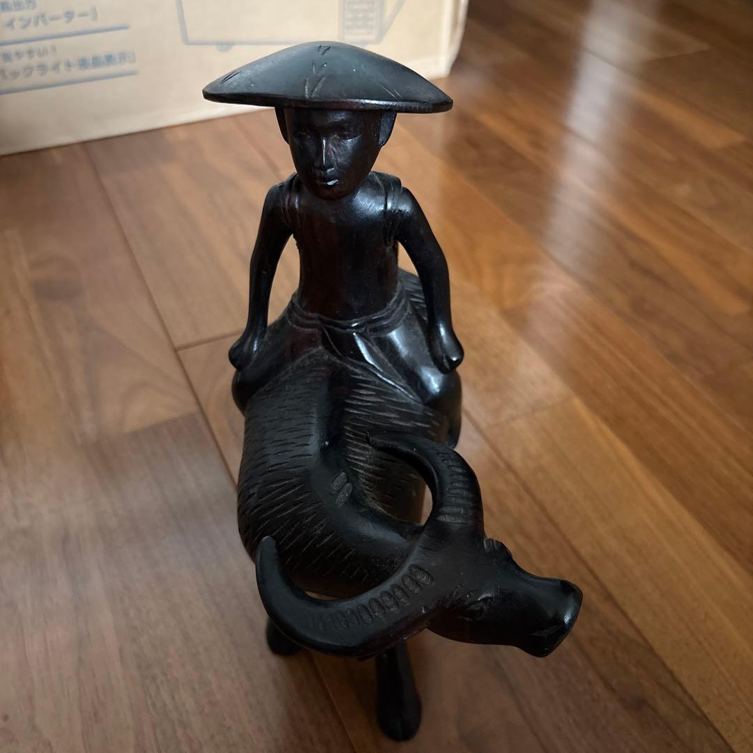 ベトナム　木製彫刻 牛に乗った人形