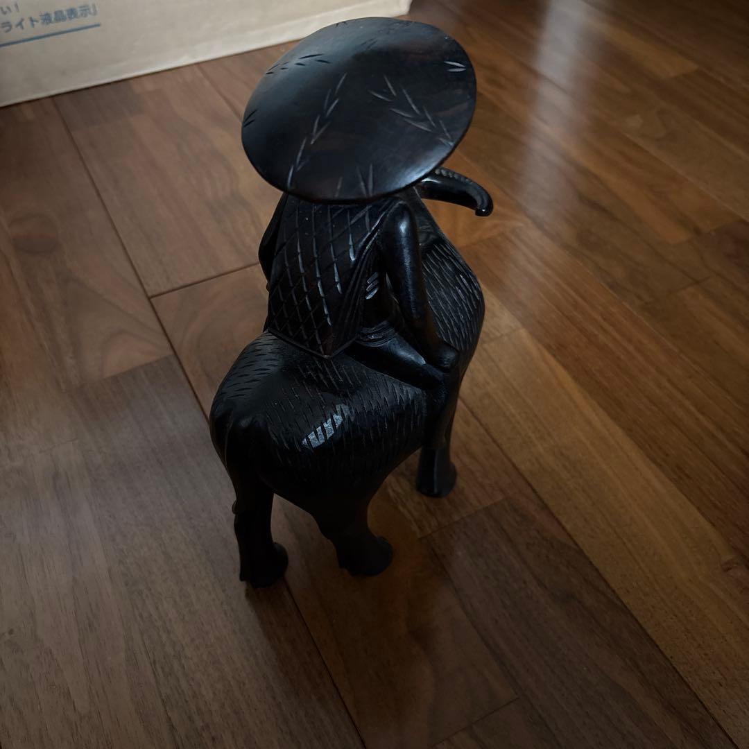 ベトナム　木製彫刻 牛に乗った人形