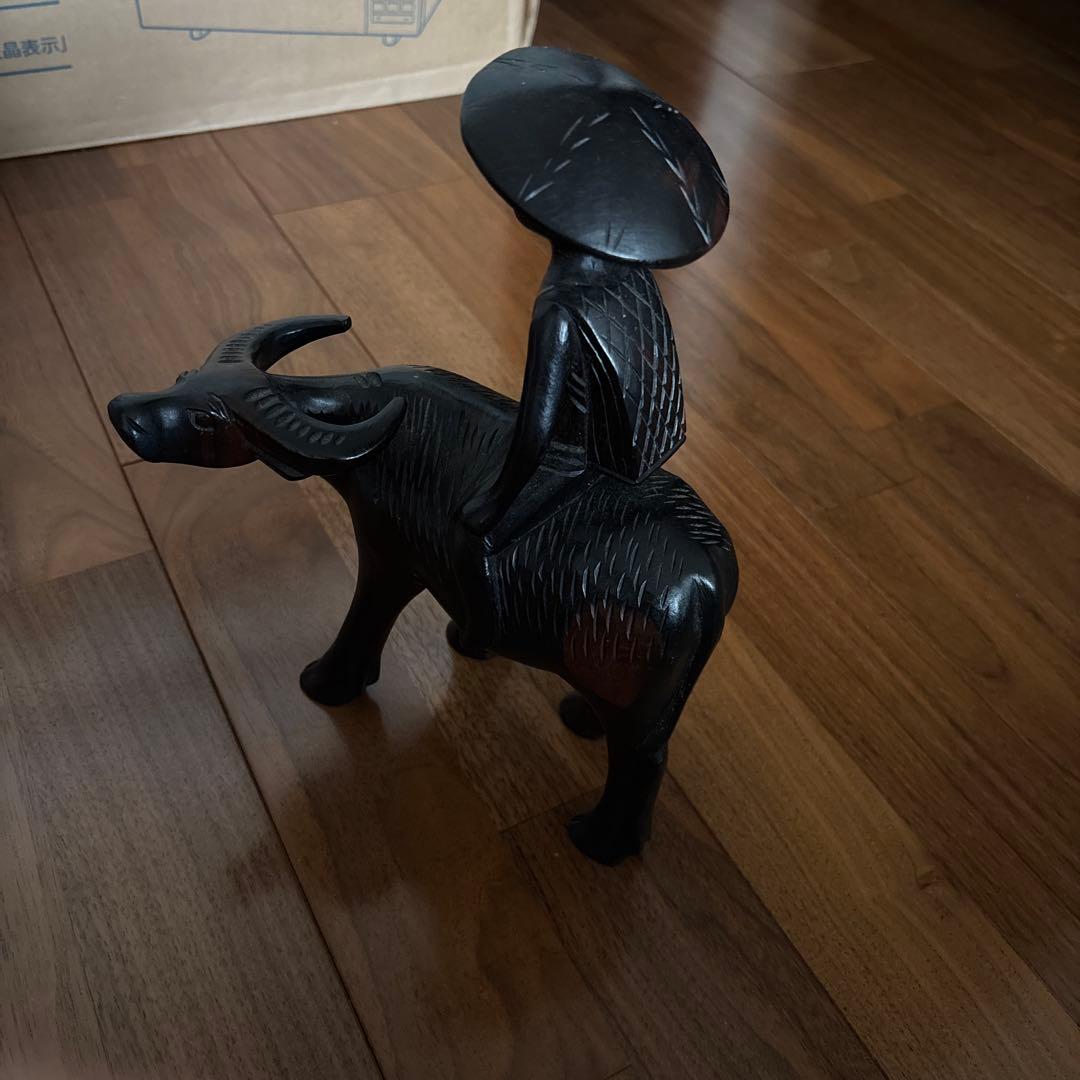 ベトナム　木製彫刻 牛に乗った人形