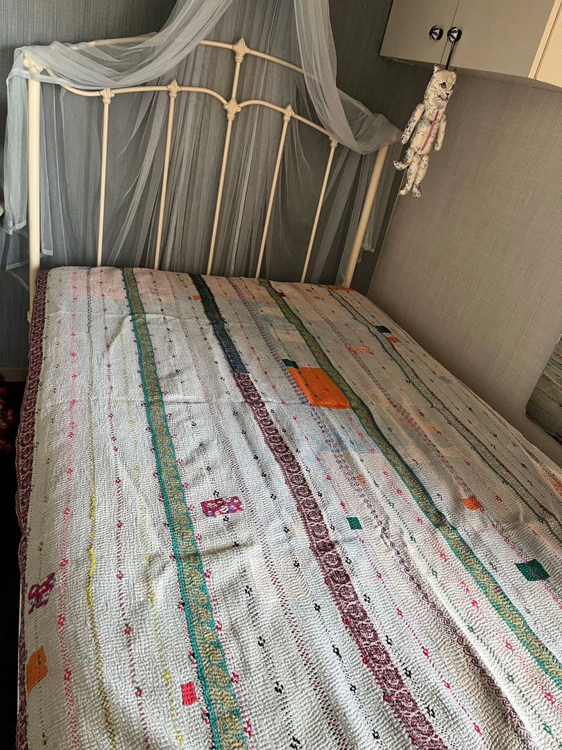 ②アンティーク刺繍カタンキルト　ラリーキルト