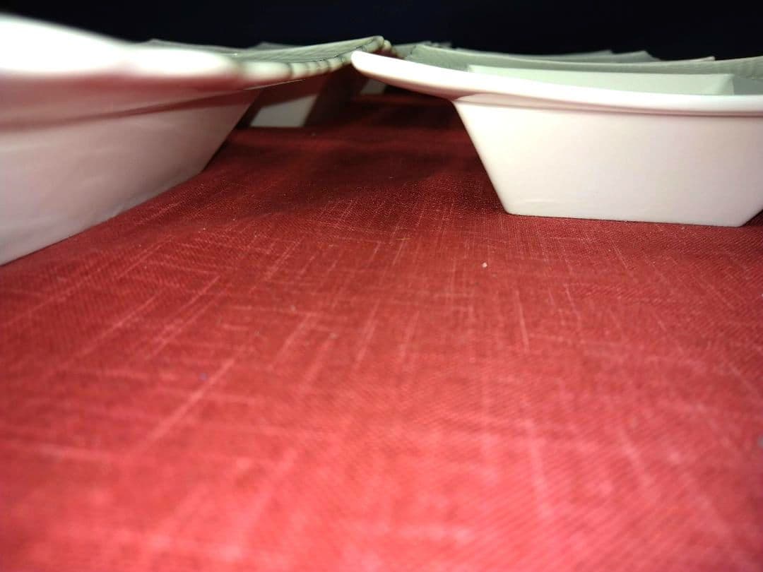 ⬛素敵なディスプレイ演出♥パーティー用♥高級エクセラホワイト網目柄・四角皿⬛４皿