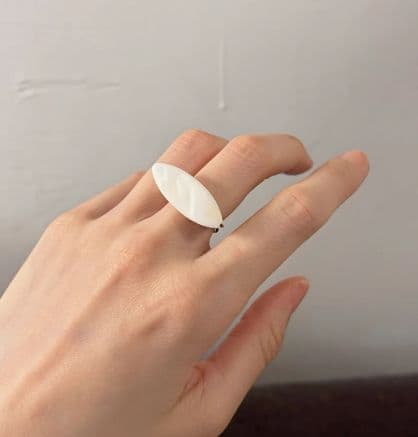 ホワイトオーバルリング 約5cm