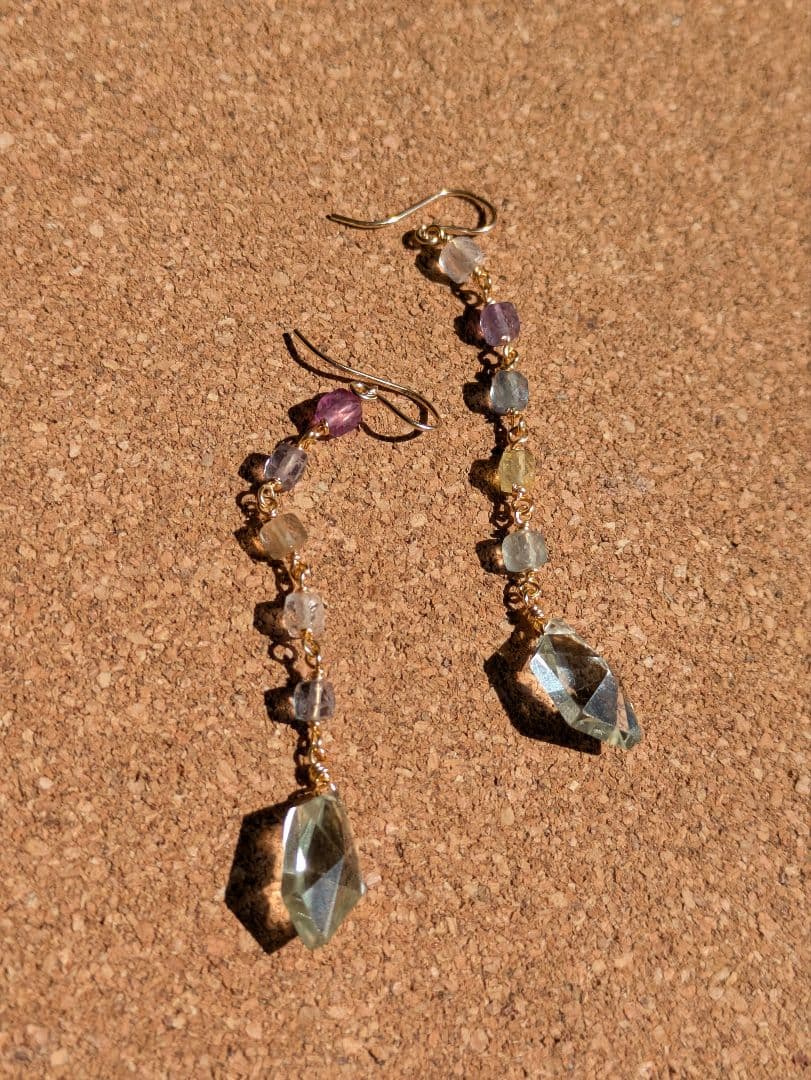 フローライト　グリーンアメシスト　スピンドルカット　ロングピアス 14kgf