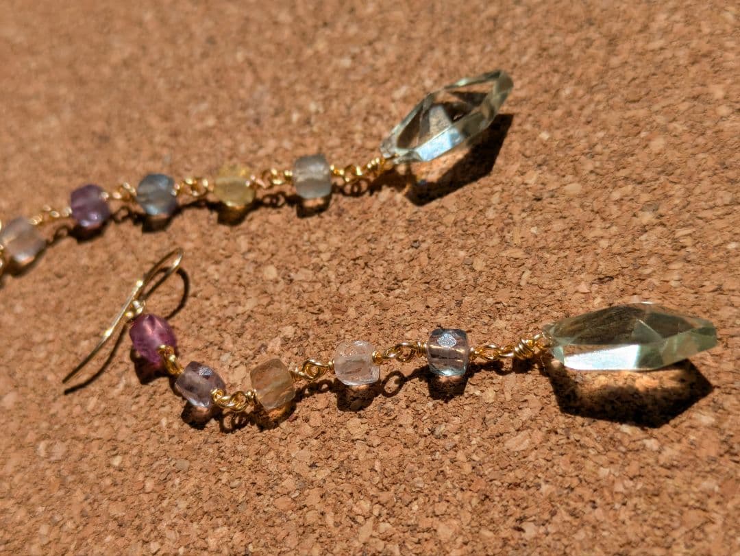 フローライト　グリーンアメシスト　スピンドルカット　ロングピアス 14kgf