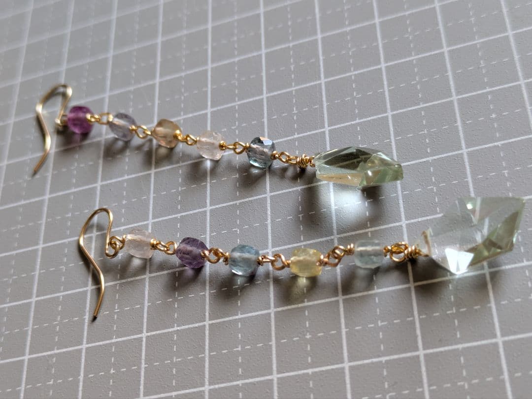 フローライト　グリーンアメシスト　スピンドルカット　ロングピアス 14kgf