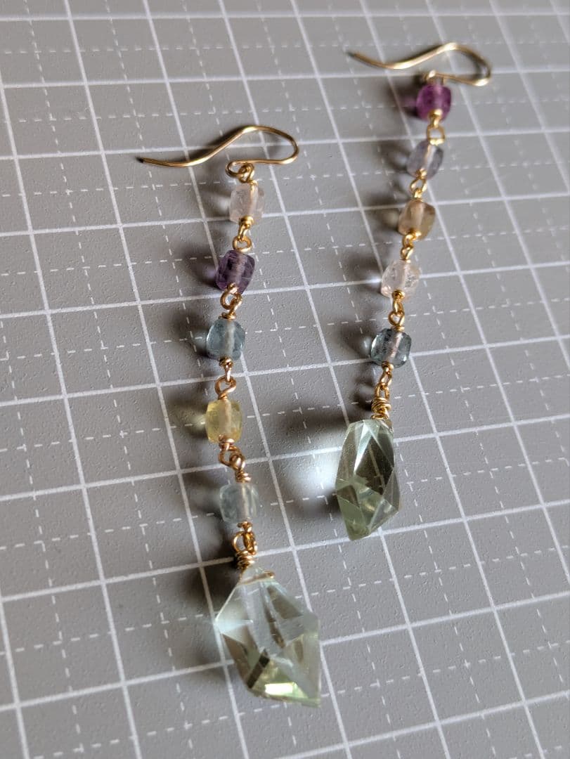 フローライト　グリーンアメシスト　スピンドルカット　ロングピアス 14kgf