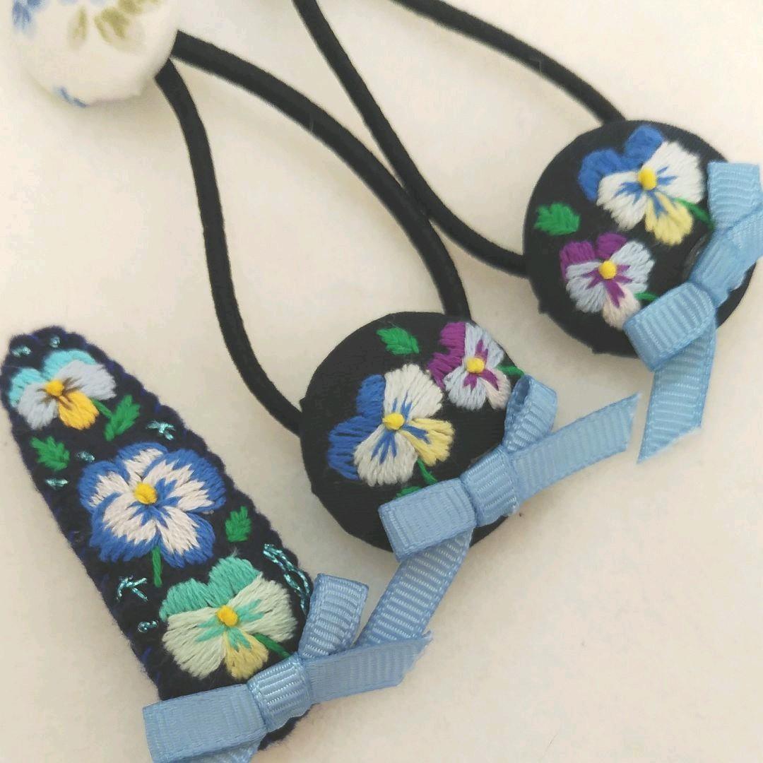 パンジー刺繍ヘアゴムパッチンピンセット☆ブルー