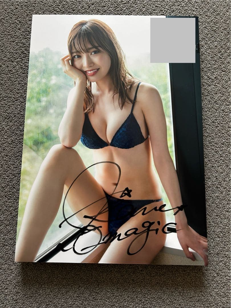 吉沢朱音直筆サイン入り写真パネル