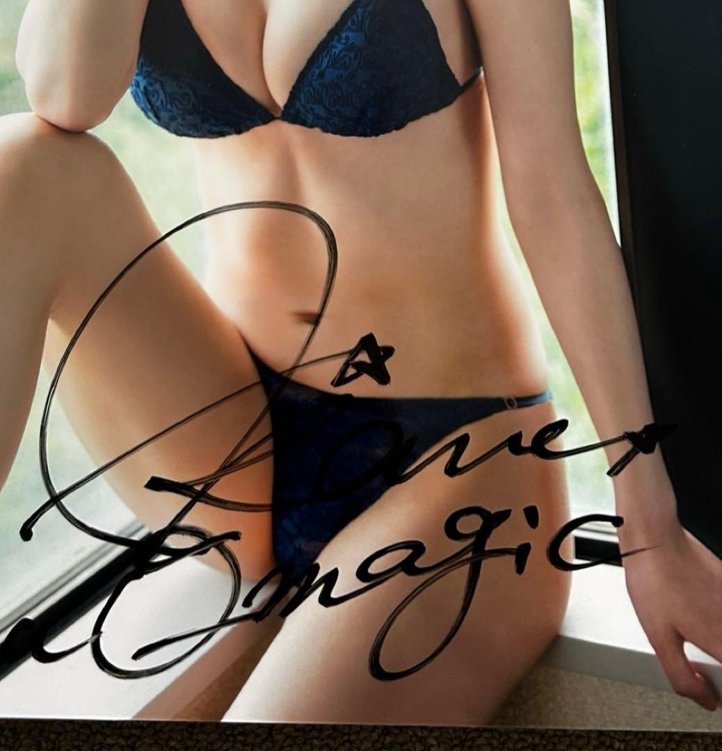 吉沢朱音直筆サイン入り写真パネル