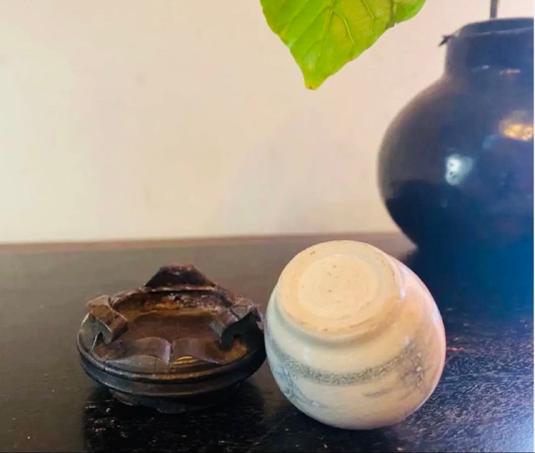 アンティーク・安南・アナミス・染付草花文小壺D4.4・唐木鑑賞台座付・２点セット